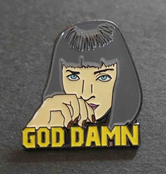 《灰髪GDぱっつん美女顔》おかっぱ パッツン『GOD DAMN』新品『Pulp Fiction/パルプフィクション』 ピンバッジ バッチ■アメリカ映画MUSIC