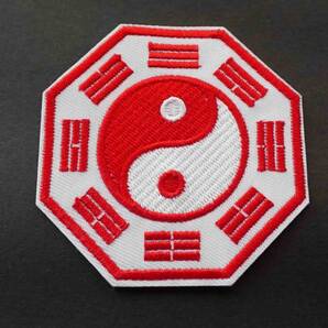 標準■《白赤八卦図》■新品未使用 八卦図 太極図 刺繍ワッペン(パッチ)《カンフー 香港映画》■■《開運 幸運 ラッキーアイテム》