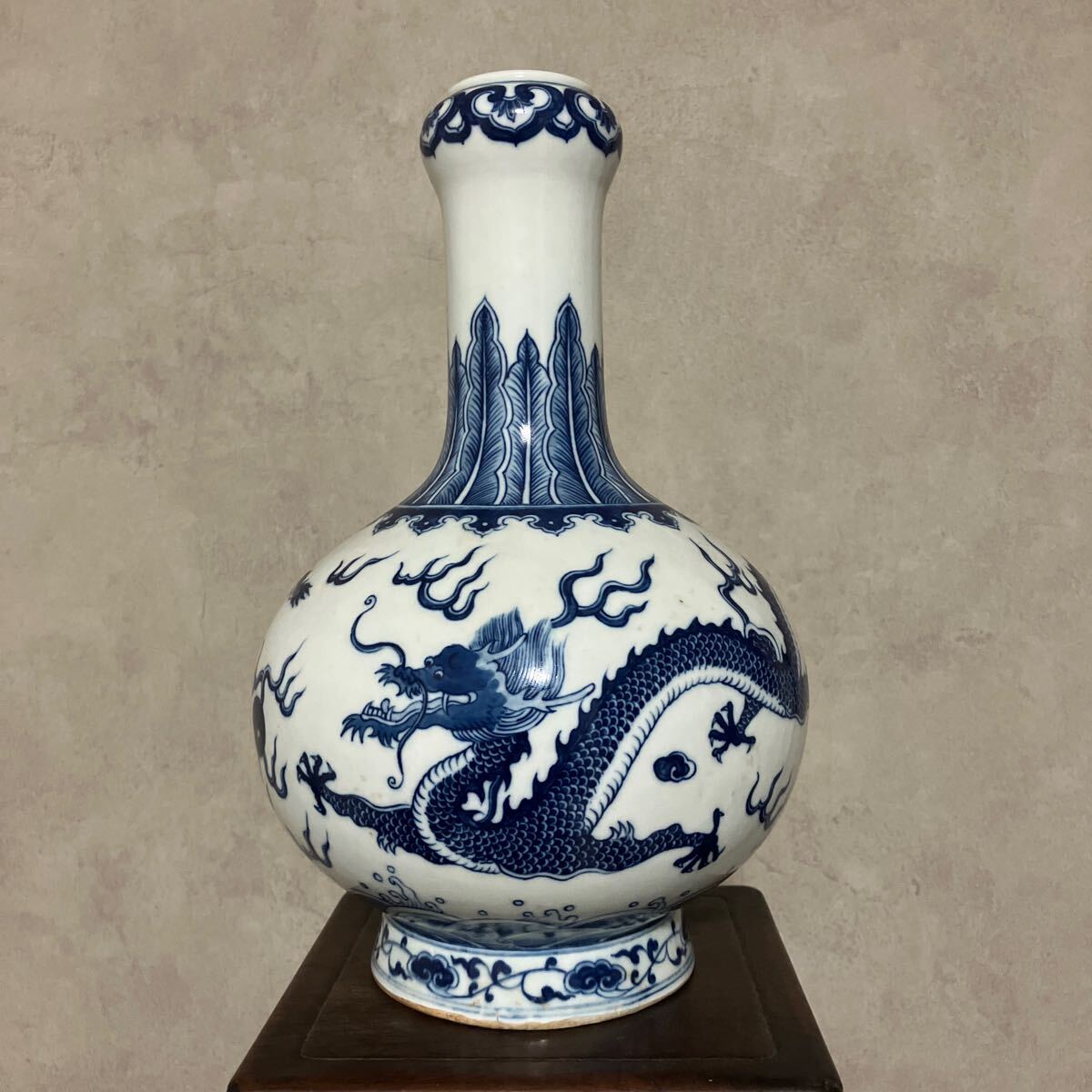 格安販売の 染付 中国 龍紋大瓶 工芸品 送料込み0310 乾隆年製銘 格安販売の 染付 中国 龍紋大瓶 工芸品 送料込み0310 乾隆年製銘