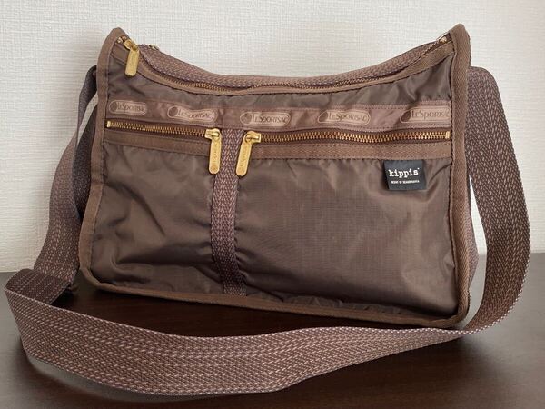 美品 レスポートサック キッピス コラボ ショルダーバッグ ダブルジップ 肩掛け Lesportsac kippis DELUXE EVERYDAY BAG ブラウン