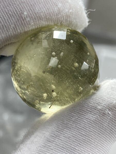 【色がとても濃い 白いクリストラバイトが綺麗】ハイクラス リビアングラス カット 丸玉 約22.3mm 12.9g 0325