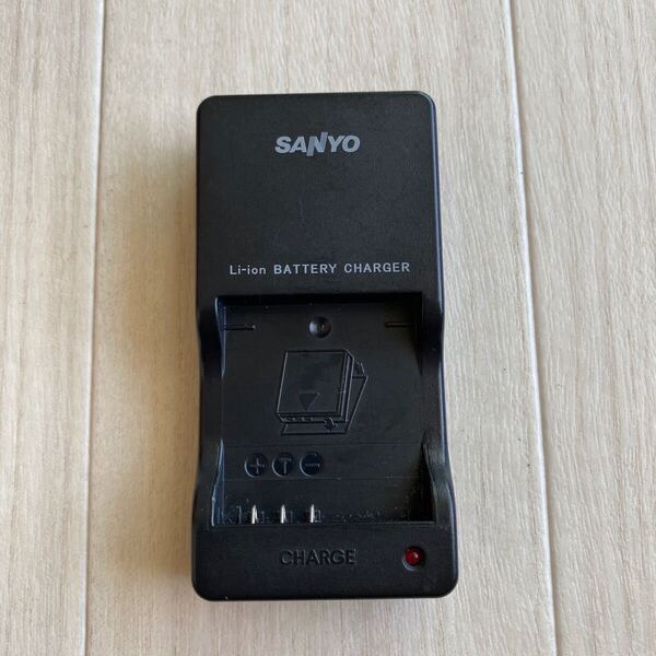 ●送料無料 SANYO VAR-L20N サンヨー デジタルカメラ用 純正 充電器 バッテリー チャージャー C035
