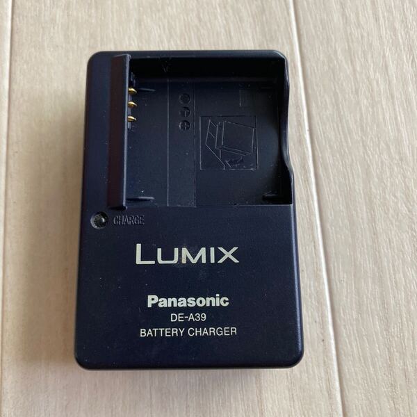 ●送料無料 Panasonic LUMIX DE-A39A パナソニック デジタルカメラ用 純正 充電器 バッテリー チャージャー C044