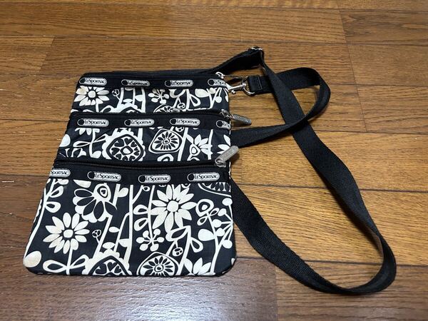 レスポートサック LeSportsac サコッシュ ショルダーバッグ ポーチ Bag かばん カバン 鞄 花柄 ボタニカル ミニ コンパクト 黒 ブラック 白