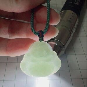 R2-0165 天然本翡翠《本物保証》 氷種翡翠 淡緑色 布袋様ペンダント 一点物 希少 縁起物 お守り パワーストーン 彫刻 翡翠