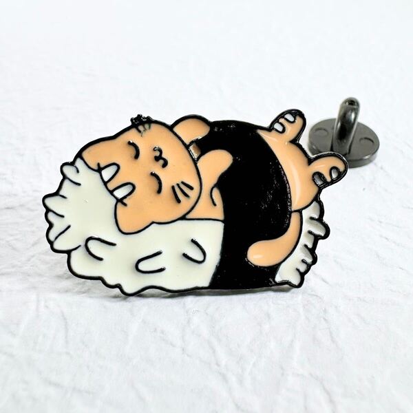 【ピンバッジ】ねこ お寿司 にゃんこ 茶トラ猫 すやすや