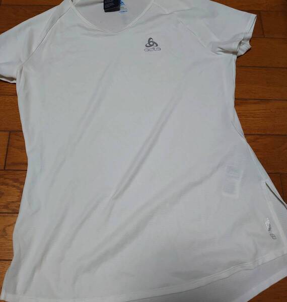 新品タグ付きODLOセラミクールTシャツ白オドロ ヨガ スポーツにレディースM6380円