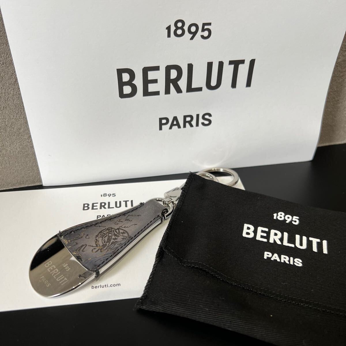 Berluti ベルルッティ ロゴ シューホーン バッグチャーム Berluti ベルルッティ ロゴ シューホーン バッグチャーム