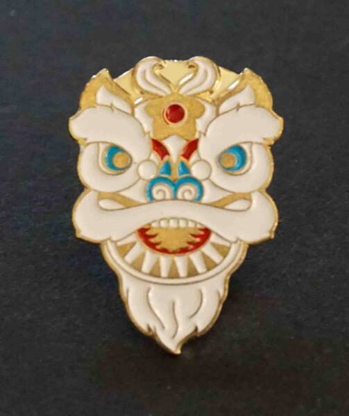 《白髭眉老獅子舞》■ 新品*『中国獅子舞 中華街 チャイナタウン 熱烈歓迎 獅子舞 』■香港映画 文化 伝統 中国 出馬兄弟■金属ピンバッジ