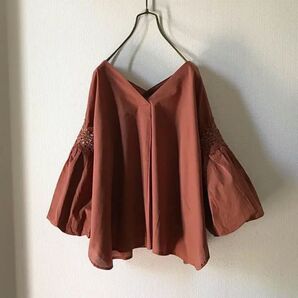新品☆送料無料☆wフロントVネック×モチーフレースバルーン袖ブラウス テラコッタ チュニック ブラウス トップス イ