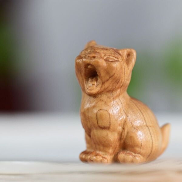 ねこ ヒノキ 木彫り オブジェ 木製 置物 猫 大あくび ネコ 猫雑貨