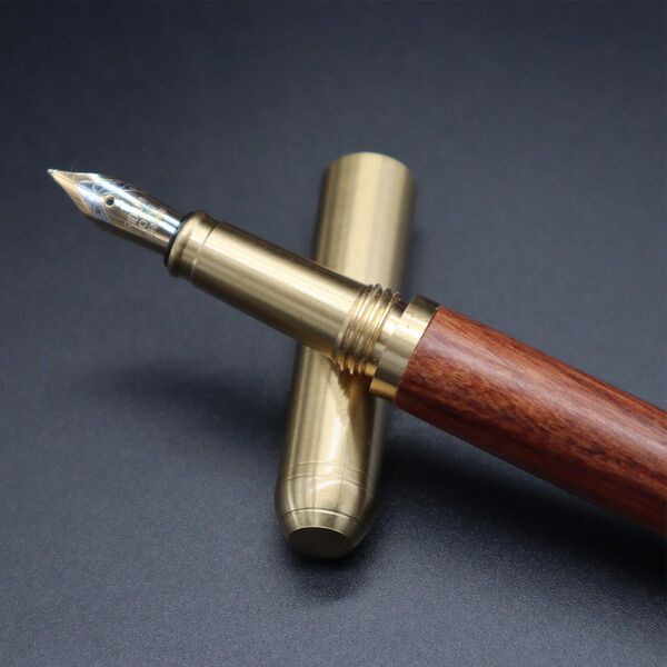 万年筆 0.7mm 木製ペン 滑らか 贈り物 手に馴染む 軽量 耐久性 細字 プレゼント 母の日 父の日 入学式 誕生日 ビジネス