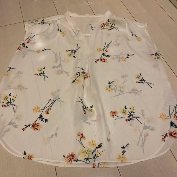 Vis 花柄 フレンチスリーブ トップス シャツ ホワイト 綺麗目 サラサラ M