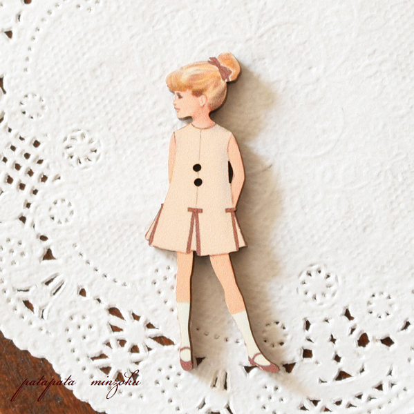 ベージュのワンピースの女の子 フランス 製 木製ボタン アトリエ ボヌール ドゥ ジュール 雑貨 パタミン ボタン 刺繍 ハンドメイド