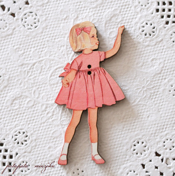 ピンクのドレスの女の子 フランス 製 木製ボタン アトリエ ボヌール ドゥ ジュール 雑貨 パタミン ボタン 刺繍 ハンドメイド