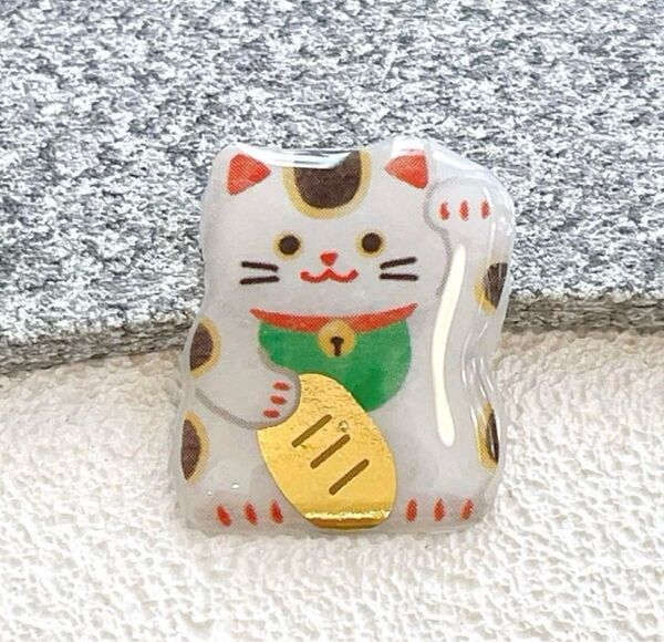 招き猫 ネコ 商売繁盛 三毛猫 ピンバッジ ブローチ ヘアゴム アンブラマーカー