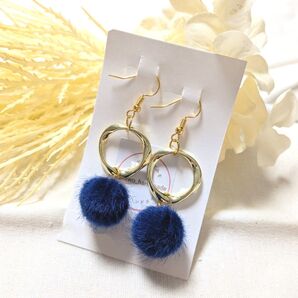 ファーボール☆ピアス ネイビー