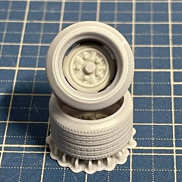 1/24スケール 13インチ ホイール鉄チンA 5h&引っ張りトレッド付タイヤCRセット