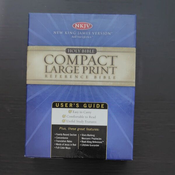 Holy Bible: New King James Version, Black Bonded Leather, Compact