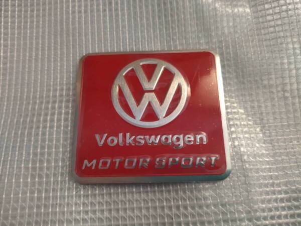 【ゆうパケット送料込】Volkswagen(フォルクスワーゲン)エンブレムプレート レッド 縦5.5cm×横6㎝