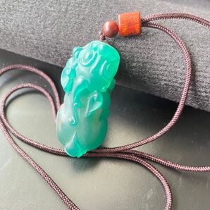 鮮やかな青緑色 竜涎香.御守り 精工彫刻貔貅 ネックレス