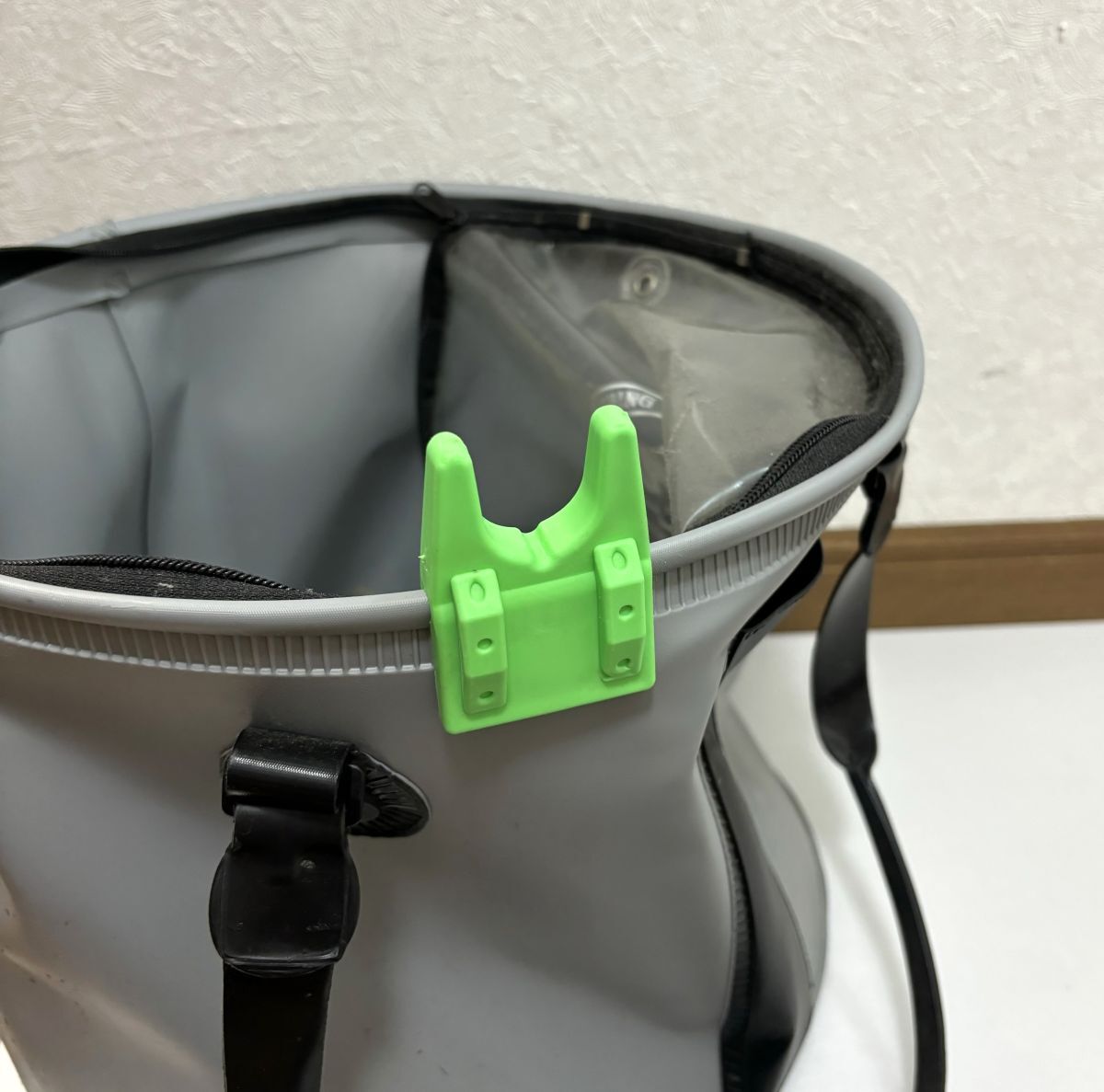 104031　バッカンに挟むだけで簡単　竿受け　グリーン　4個セット　ロッドホル