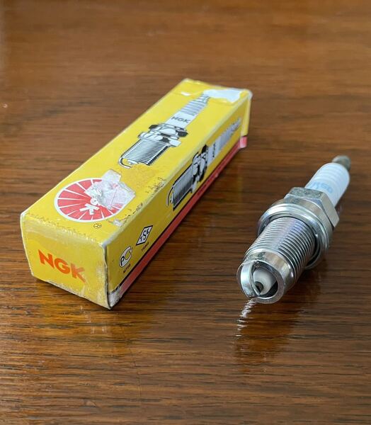 送料込み・スパークプラグ・NGK・日本特殊陶業 製・ZFR5D-11 品番 4936・1本の出品・新品未使用品、最後の1本、