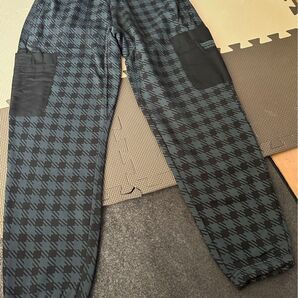 黒とグレーのチェック柄スエットパンツ