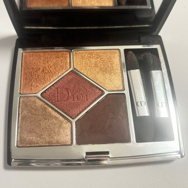 Dior アイシャドウ サンククルールクチュール 689