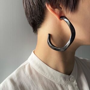 【変形ピアスブラック】インポートピアス おしゃれ 可愛い ビッグピアス 大人カジュアル 個性的 パーティー 結婚式