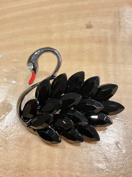 ブローチ白鳥みにくいアヒルの子 ラインストーンコサージュ黒ブラック高級感高級品おしゃれスーツ帽子バックアクセサリー個性的キラキラ