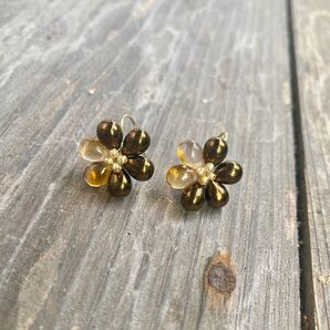 チェコドロップで花ピアスorイヤリング(トパーズ&ブロンズ)