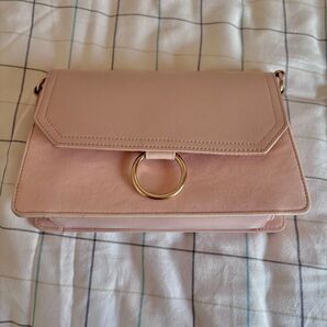 ピンク ショルダーバッグ フラップ式