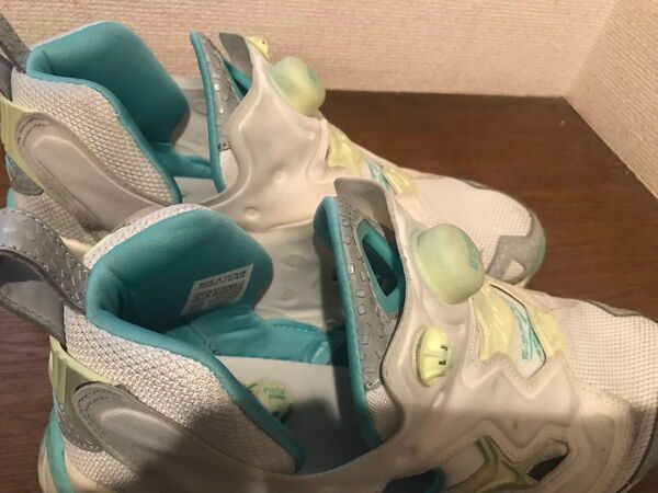 【Reebok】 ローカットスニーカー 中古になります 形はしっかり留めていてまだまだ履いていただけます