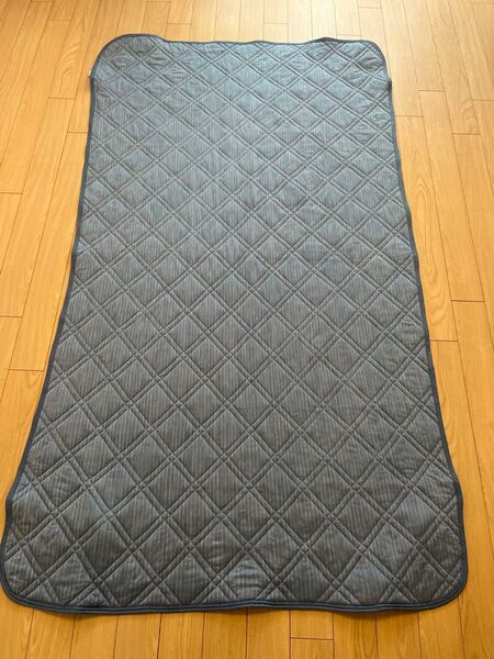 ヒンヤリ素材(COOL TUCH)ベッドパッドサイズ約縦198横110cmシングルサイズ表青色 裏白色