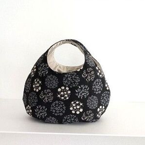 北欧調 サークル花柄 黒地 丸底 ころりんバッグ ハンドメイド 丸いバッグ 軽いバッグ