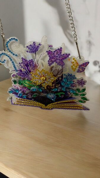 飛び出す絵本から花々や蝶々が飛び出すダイアモンドビーズアート(完成品)