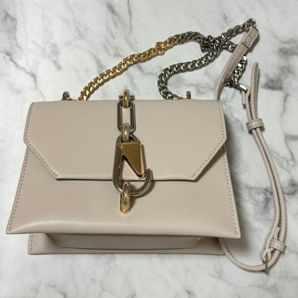 CHARLES&KEITH チャールズアンドキースメタリックアクセント ターンロッククロスボディバッグ ショルダーバッグ バッグ