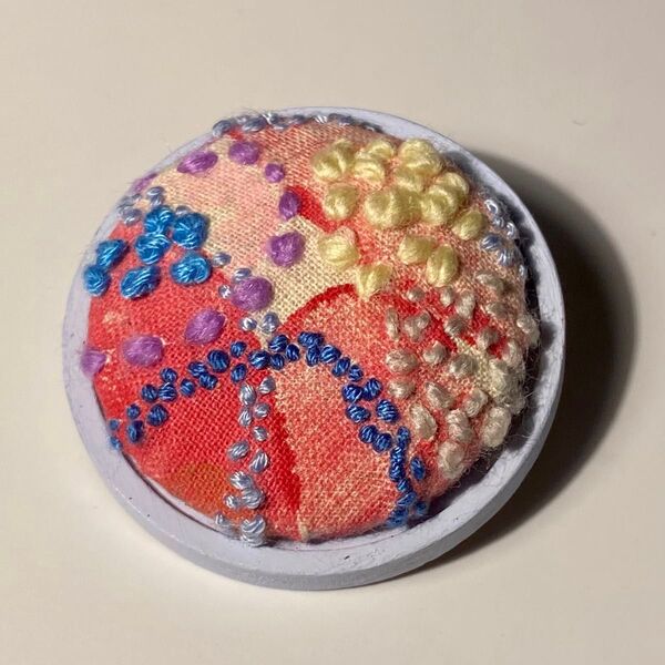 刺繍ブローチ くるみボタン ハンドメイド ブローチ