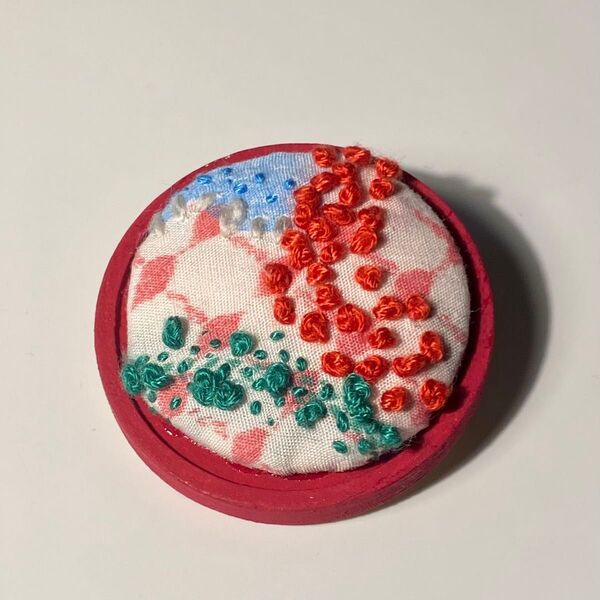 刺繍くるみボタン ブローチ ハンドメイド