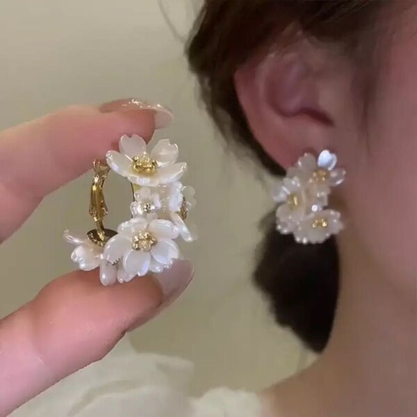 レディース アクセサリー ピアス お花 フラワー 大ぶり 派手 華やか 白 ホワイト フープ キャッチの要らない ボリューム