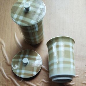 3 昭和蔵出し 陶器蓋付きコップ 2個 敷板2個 亀山陶器