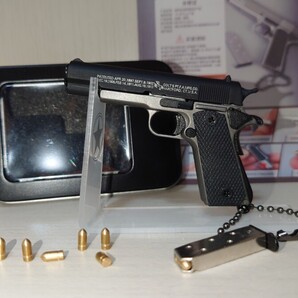 精巧1/3スケール ミニチュアモデルガン コルトM1911カスタムカラー ガンカラー×ブラック ガンスタンド+箱+追加ダミーカートセット