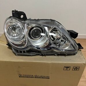 マークXヘッドライト右