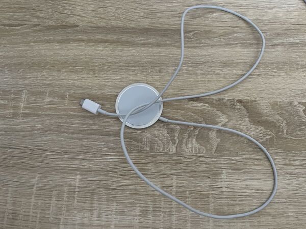 15W マグネット式ワイヤレス充電器 iPhone 15/14/13/12 Pro Max/Mini対応 急速充電パッド