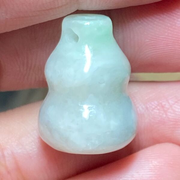稀少)レア)ジュエリーツツミ】瓢箪の形を天然翡翠ペンダントです。(ほんのすこし緑あって、とても綺麗です
