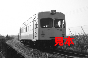 鉄道写真、35ミリネガデータ、01028050001、東武鉄道熊谷線、キハ2000形、撮影地不明、1983.01.15、（2591×1718）