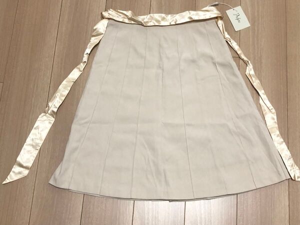 【サイズ64】未使用 Prefere 膝丈スカート ベージュ プリーツスカート風 サテンリボンつき ベロアっぽい肌触り