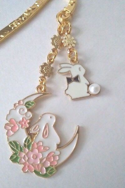 ハンドメイド お花見うさぎのしおり/ブックマーカー(リボン黒)