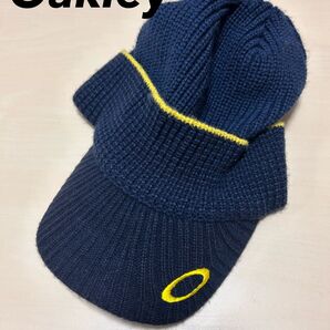 Oakleyツバ付ニット帽 ネイビー